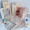 Coffret cadeau pour nouveau-né - Vêtements + Fournitures Ref 1964005