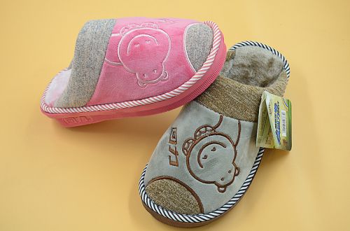 Chaussons enfants en satin pour hiver - semelle caoutchouc antidérapant Ref 1012805