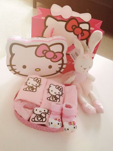 Coffret cadeau pour bébé - Vêtements + Fournitures HELLO KITTY Ref 1950433