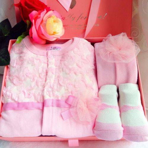 Coffret cadeau pour bébé - Vêtements + Chaussures accessoires BABY ESSENTIALS Ref 1951274