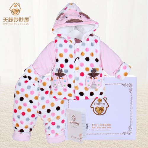 Coffret cadeau pour bébé - vêtements Ref 1952094