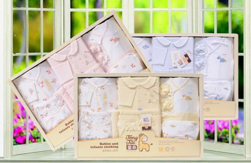 Coffret cadeau pour bébé - Vêtements + Accessoires Ref 1952166