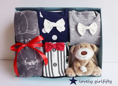 Coffret cadeau pour bébé - Vêtements + Fournitures Ref 1952198