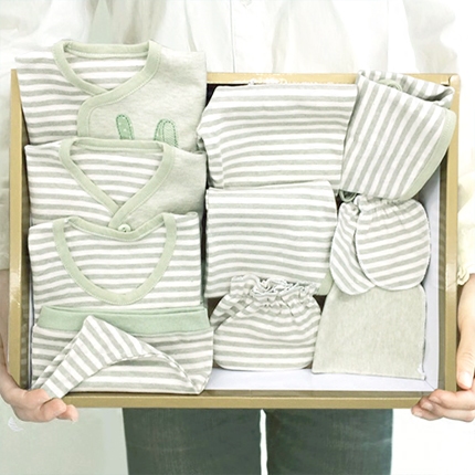 Coffret cadeau pour bébé - vêtements Ref 1952260
