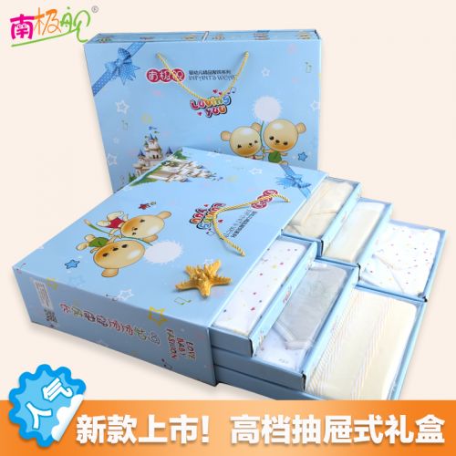 Coffret cadeau pour bébé - Vêtements + Accessoires Ref 1952357