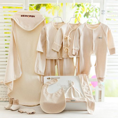 Coffret cadeau pour bébé - Vêtements + Chaussures accessoires Ref 1952439