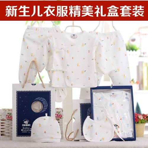 Coffret cadeau pour bébé - Vêtements + Accessoires Ref 1952499