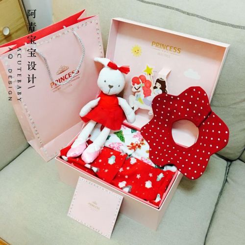 Coffret cadeau pour bébé - Vêtements + Fournitures Ref 1953136