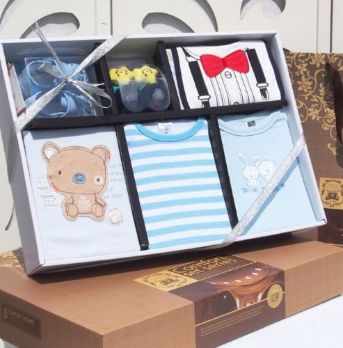 Coffret cadeau pour bébé - Vêtements + Chaussures accessoires Ref 1953151
