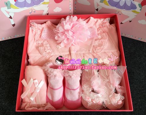 Coffret cadeau pour bébé - Vêtements + Chaussures BBB Ref 1953513