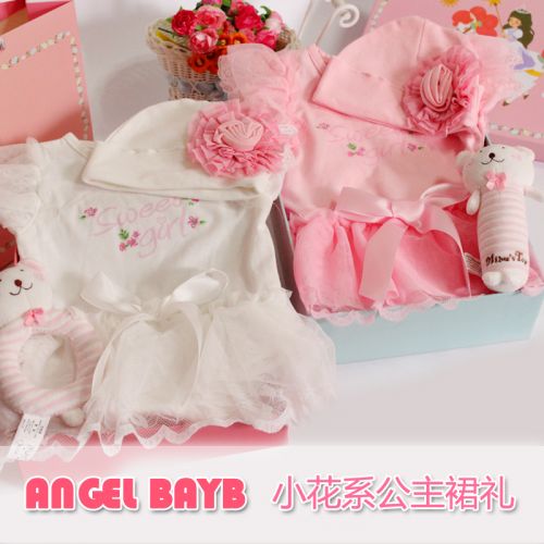 Coffret cadeau pour bébé - Vêtements + Chaussures accessoires Ref 1953777