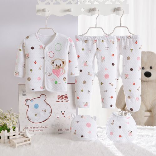 Coffret cadeau pour bébé - Vêtements + Fournitures Ref 1954010