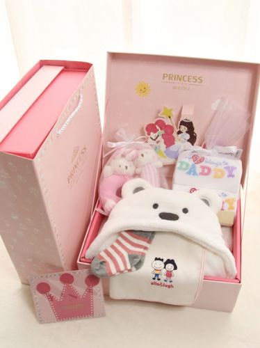 Coffret cadeau pour bébé - Vêtements + Fournitures Ref 1954260