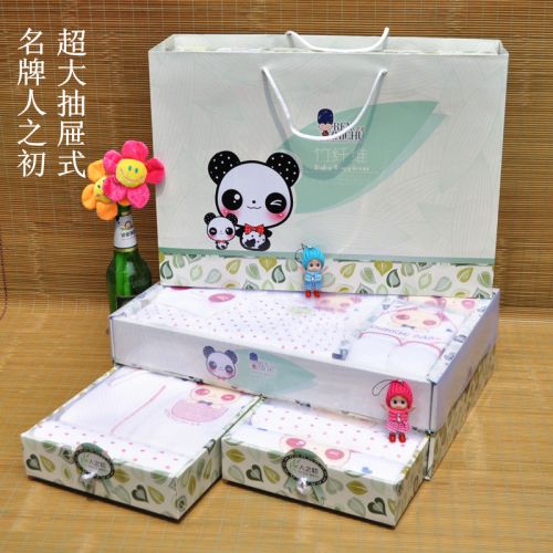 Coffret cadeau pour bébé - Vêtements + Accessoires Ref 1954409