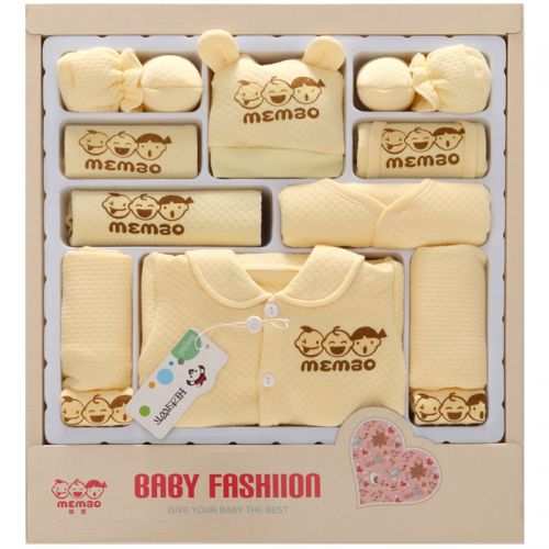 Coffret cadeau pour bébé - Vêtements + Fournitures Ref 1954617