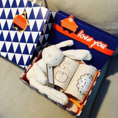 Coffret cadeau pour bébé - Vêtements + Fournitures Ref 1954746