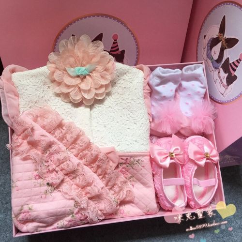 Coffret cadeau pour bébé - Vêtements + Chaussures accessoires Ref 1954887