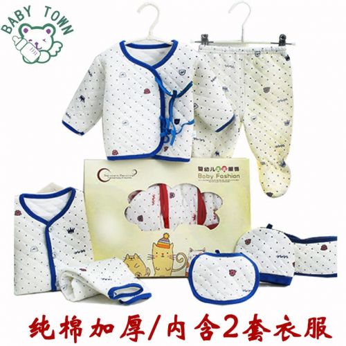 Coffret cadeau pour bébé - Vêtements + Accessoires Ref 1955072