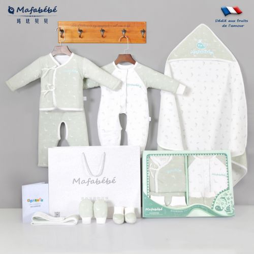 Coffret cadeau pour bébé - Vêtements + Chaussures accessoires MAFABEBE Ref 1955661