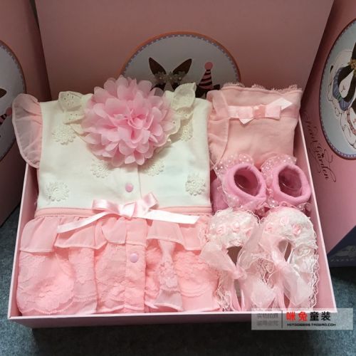 Coffret cadeau pour bébé - Vêtements + Chaussures accessoires Ref 1955852