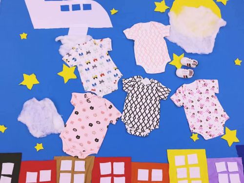 Coffret cadeau pour bébé - Vêtements + Chaussures 6 jeux Ref 1955966