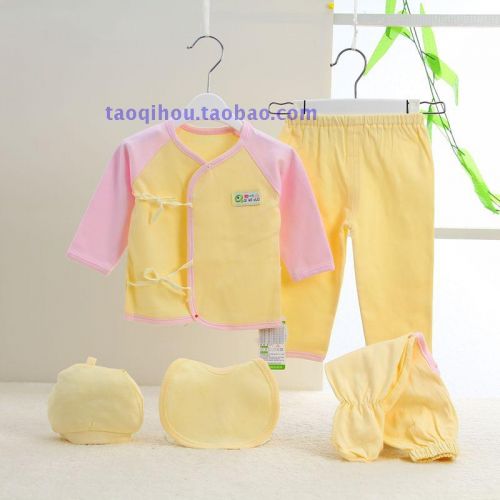 Coffret cadeau pour bébé - Vêtements + Fournitures Ref 1956210