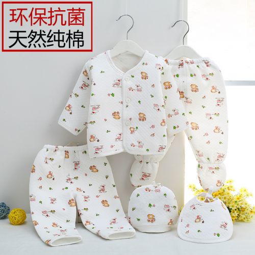 Coffret cadeau pour bébé - Vêtements + Accessoires Ref 1956320