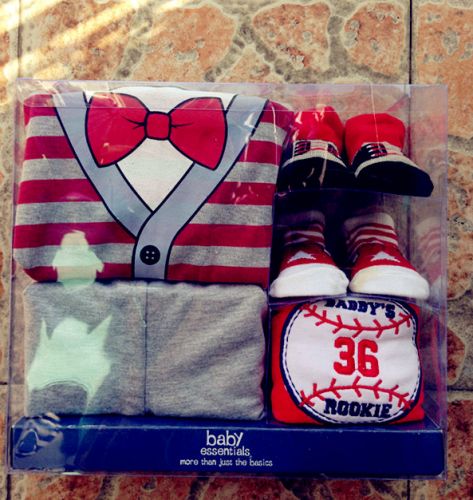 Coffret cadeau pour bébé - Vêtements + Chaussures accessoires BABY ESSENTIALS Ref 1956333