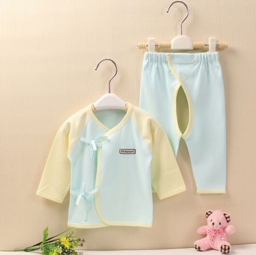 Coffret cadeau pour bébé - vêtements Ref 1956389