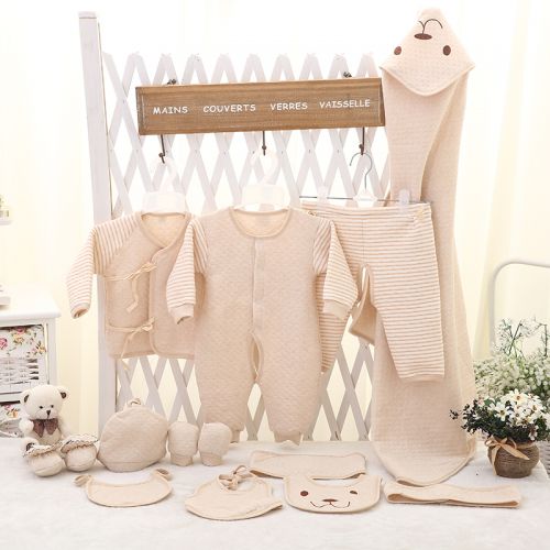 Coffret cadeau pour bébé - Vêtements + Fournitures Ref 1956457