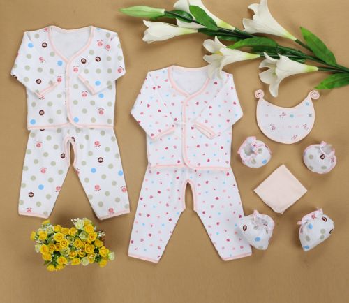 Coffret cadeau pour bébé - Vêtements + Chaussures accessoires Ref 1956642