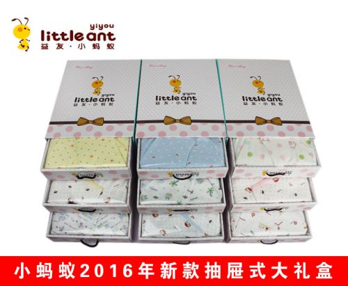 Coffret cadeau pour bébé - vêtements Ref 1956904