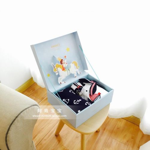 Coffret cadeau pour bébé - Vêtements + Fournitures Ref 1956934