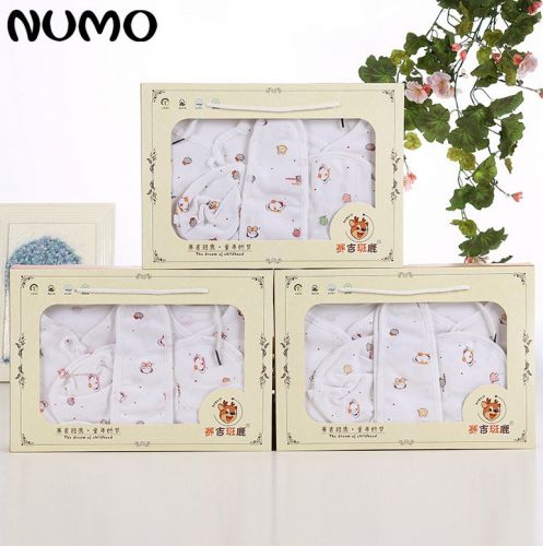 Coffret cadeau pour bébé - vêtements Ref 1957091