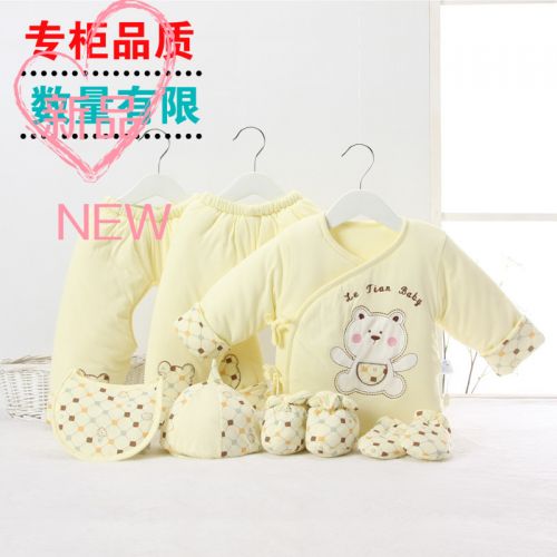 Coffret cadeau pour bébé - Vêtements + Chaussures accessoires Voir la description Ref 1958047