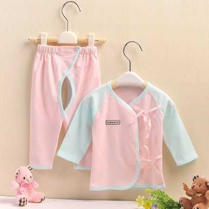 Coffret cadeau pour bébé - vêtements Ref 1960357