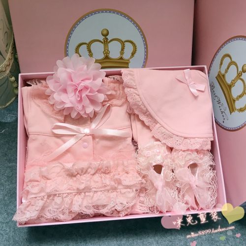 Coffret cadeau pour bébé - Vêtements + Chaussures accessoires Ref 1961302