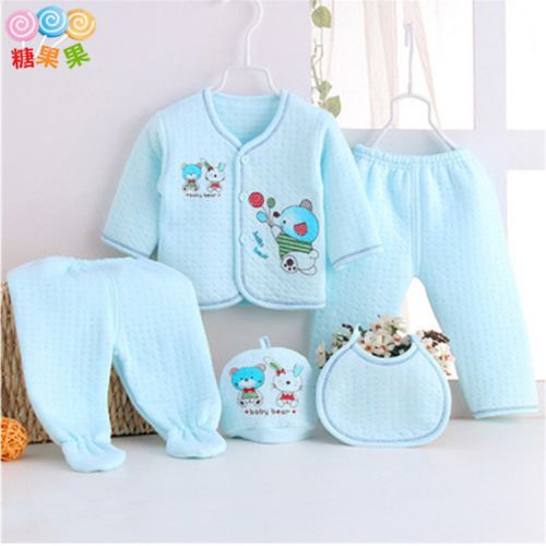 Coffret cadeau pour bébé - Vêtements + Accessoires Ref 1961934