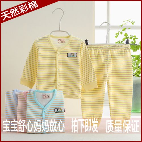 Coffret cadeau pour bébé - vêtements Ref 1962082