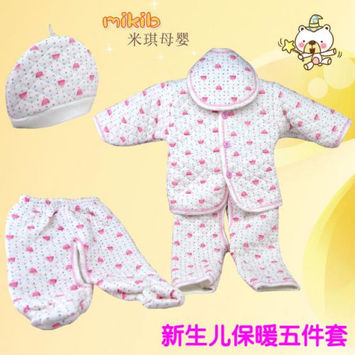 Coffret cadeau pour bébé - Vêtements + Fournitures Ref 1963170