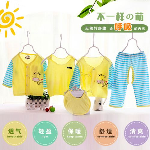 Coffret cadeau pour bébé - vêtements Ref 1964154