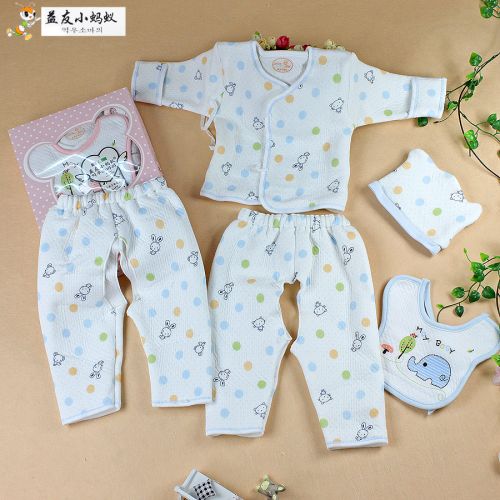 Coffret cadeau pour bébé - Vêtements + Accessoires BN4 Ref 1964406