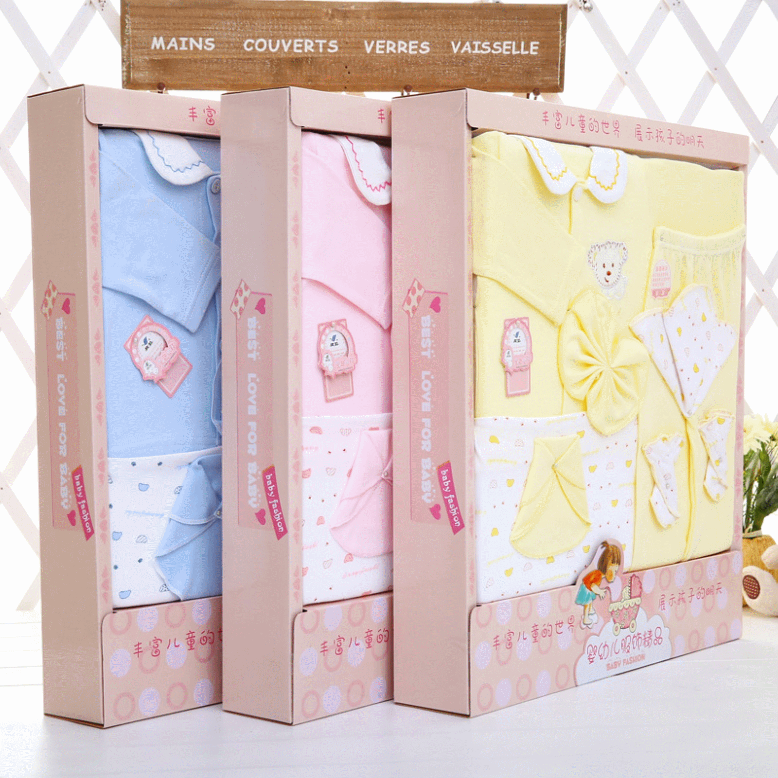 Coffret cadeau pour bébé - Vêtements + Accessoires Ref 1964508