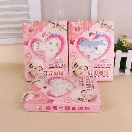 Coffret cadeau pour bébé - vêtements Ref 1964533