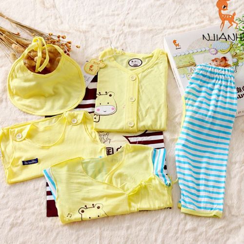 Coffret cadeau pour bébé - Vêtements + Accessoires Ref 1964827