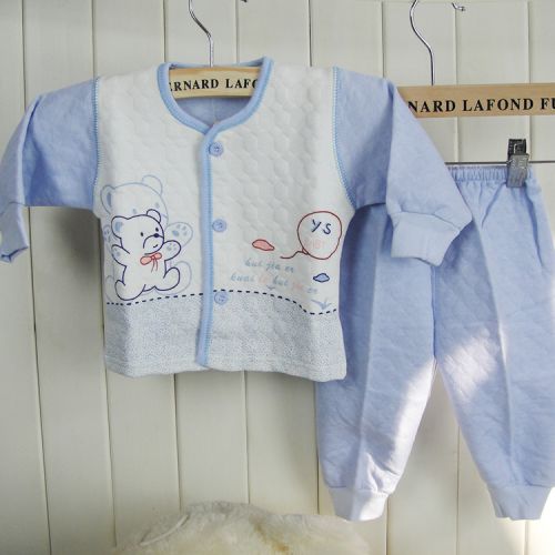 Coffret cadeau pour bébé - vêtements Ref 1965159