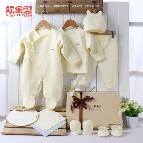 Coffret cadeau pour bébé - Vêtements + Accessoires LH011 Ref 1965723