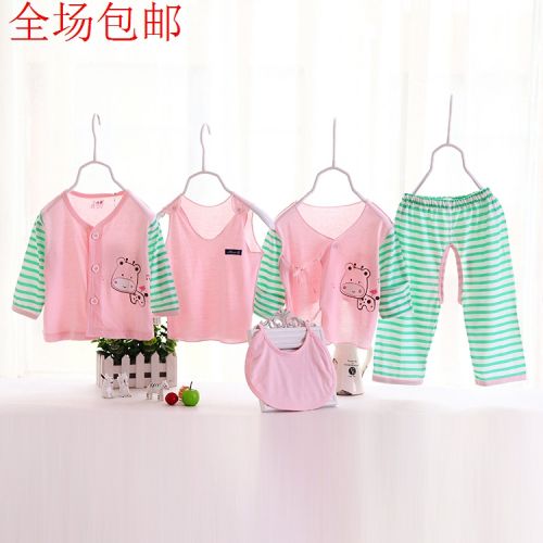 Coffret cadeau pour bébé - Vêtements + Accessoires Ref 1966019