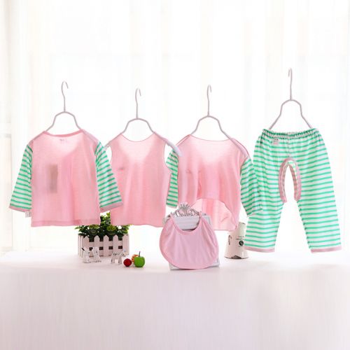 Coffret cadeau pour bébé - Vêtements + Accessoires Ref 1966259