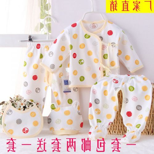 Coffret cadeau pour bébé - Vêtements + Accessoires Ref 1966300